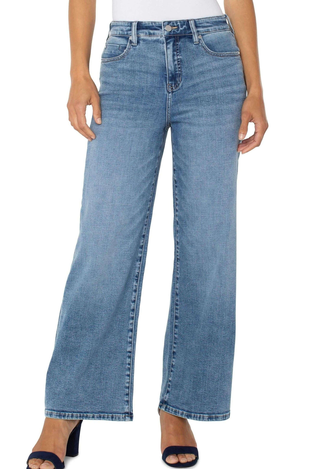 Jean large taille haute en denim délavé, moderne et décontracté, idéal pour toutes les occasions.