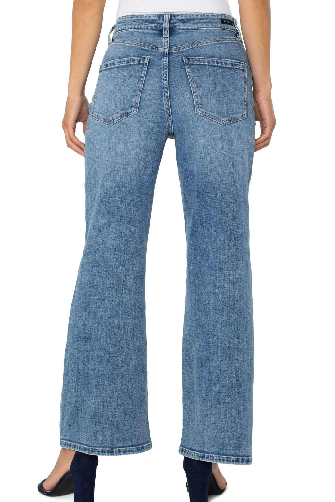 Jean à coupe large taille haute, denim délavé, vue arrière, style moderne et décontracté.
