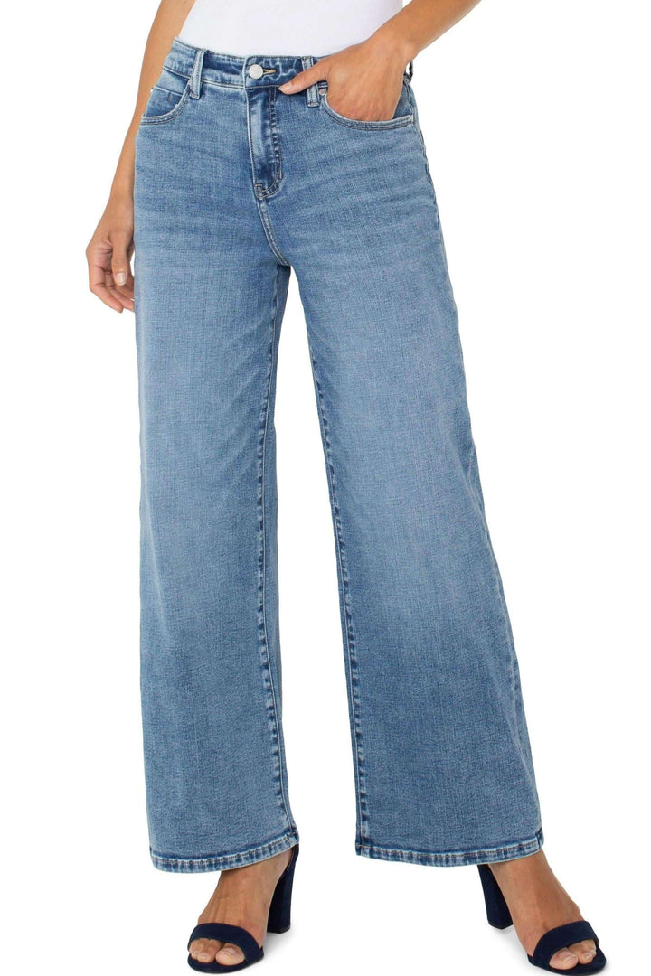 Pantalon large taille haute Stride en denim délavé, coupe moderne et décontractée, adapté à toutes occasions.
