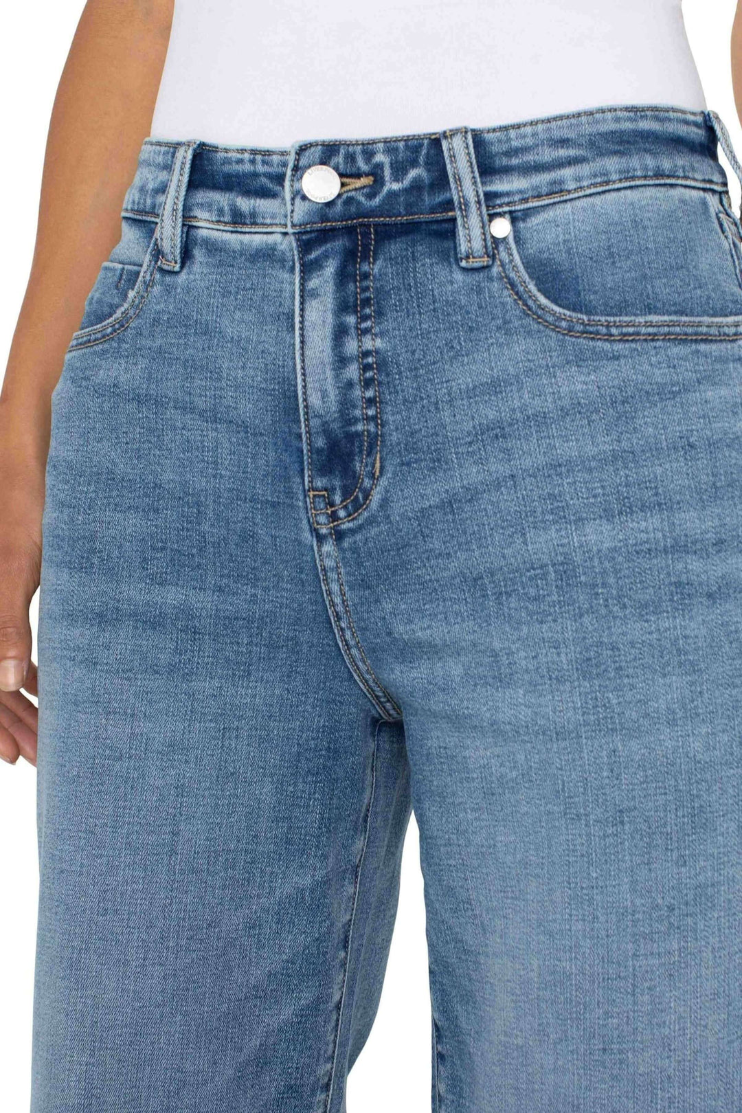 Pantalon large taille haute Stride en denim délavé, code: fermeture zippée, coupe fluide et moderne.
