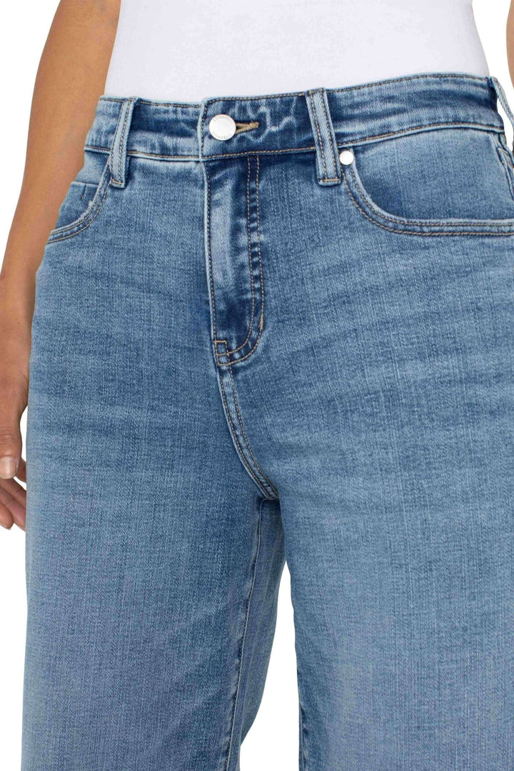Pantalon large taille haute Stride en denim délavé, code: fermeture zippée, coupe fluide et moderne.