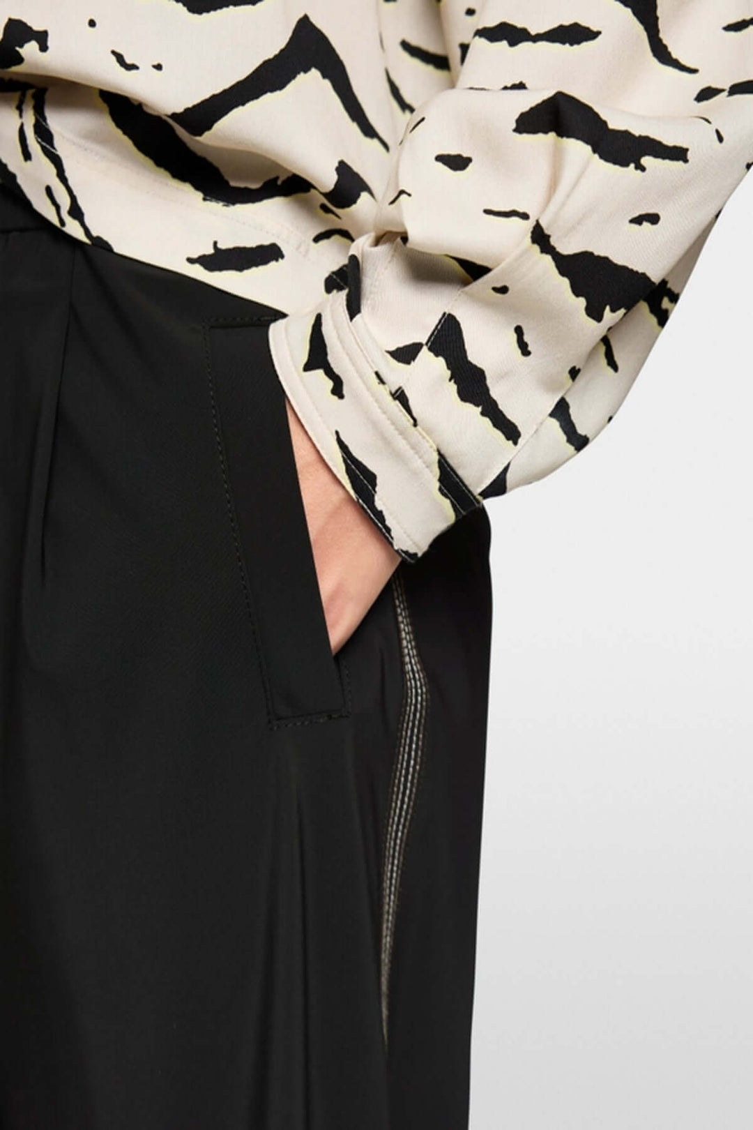 Pantalon léger WUXI à taille élastique et bande latérale avec poches, design durable label « Rethink Together ».