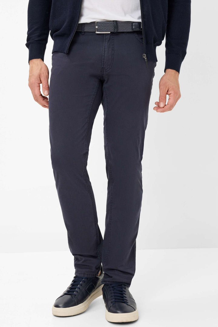 Pantalon marathon slim pour homme, en tissu exclusive avec détails en similicuir et clous décoratifs.