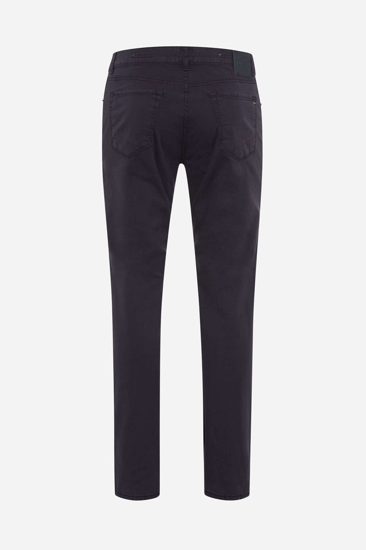 Pantalon marathon pour homme, coupe slim en tissu noir avec finitions en similicuir et clous décoratifs.