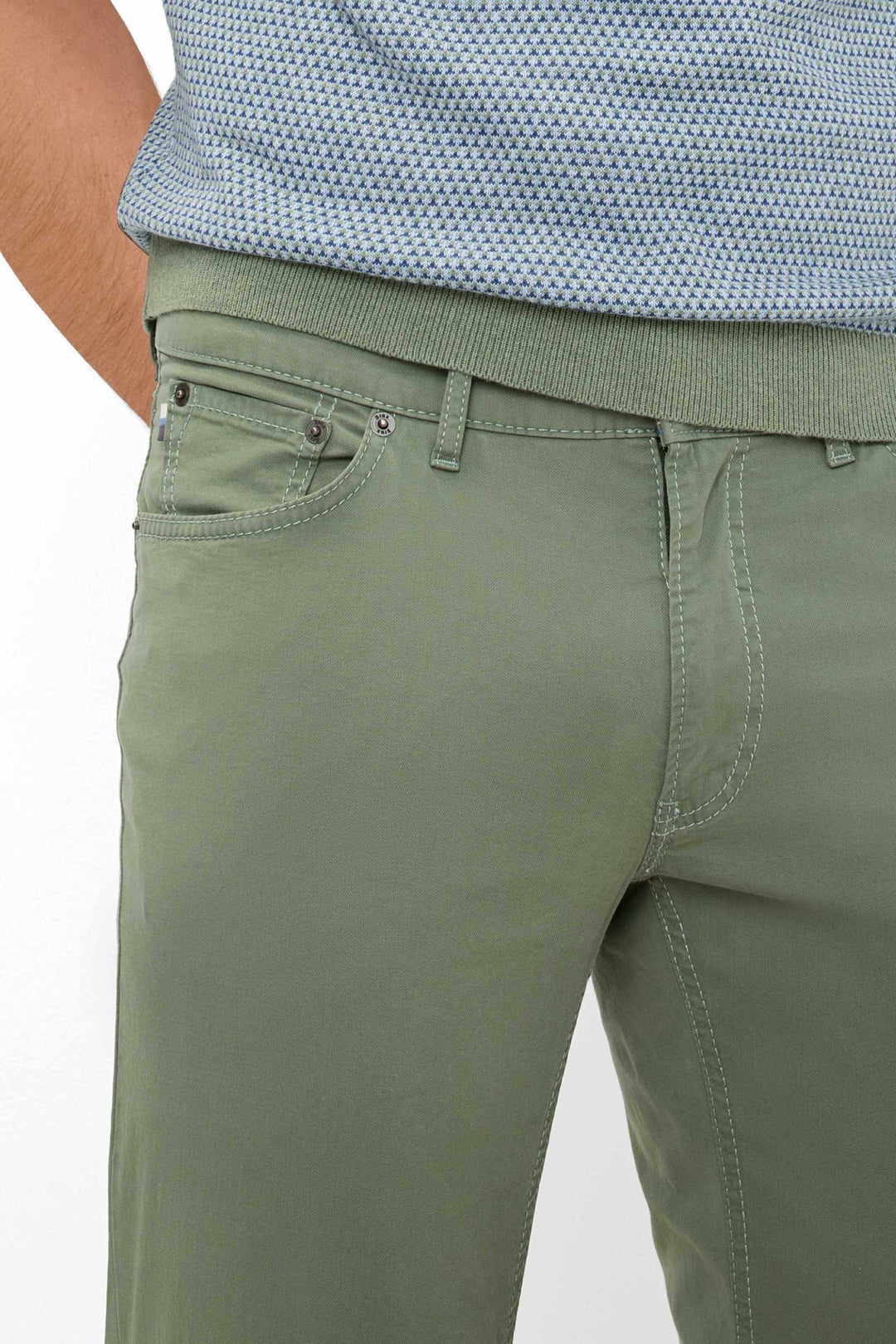 Pantalon marathon pour homme, coupe slim, tissu exclusif, finitions en similicuir et clous décoratifs.