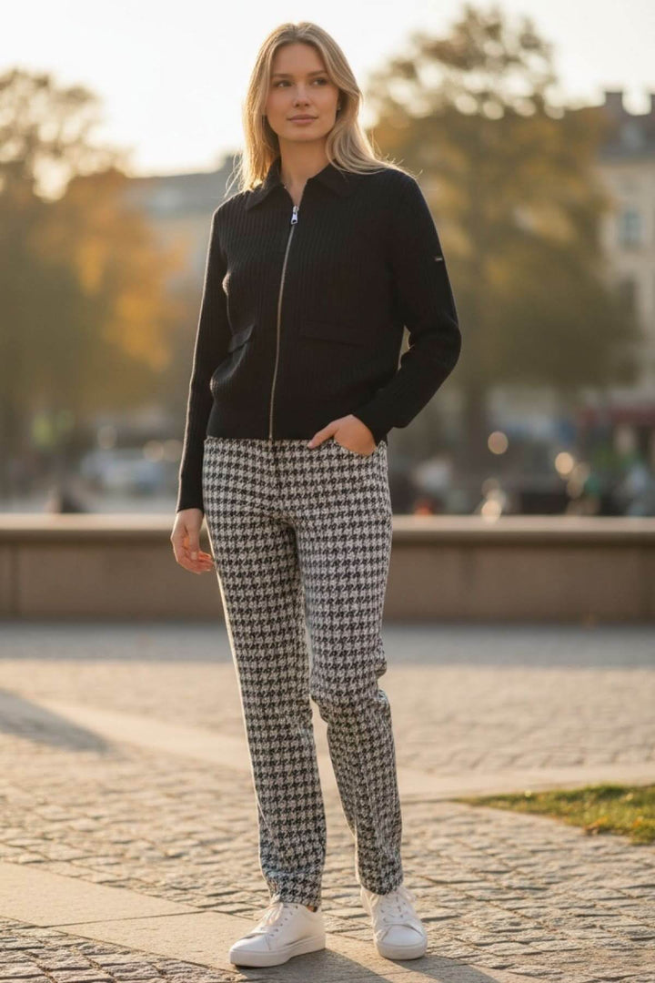 Femme portant Pantalon pied de coq MARON élégant et moderne, adapté pour des tenues professionnelles ou chic décontractées.
