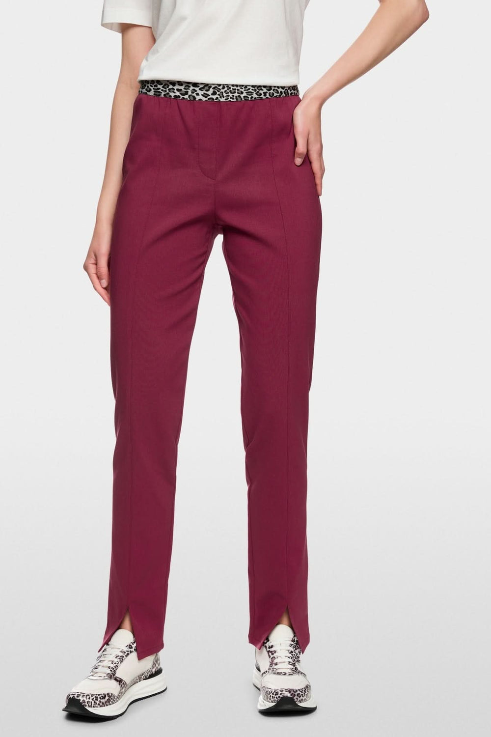 Pantalon pull-on SIENA coupe slim avec détails d'ourlet fendu et taille élastique, style raffiné et confortable.