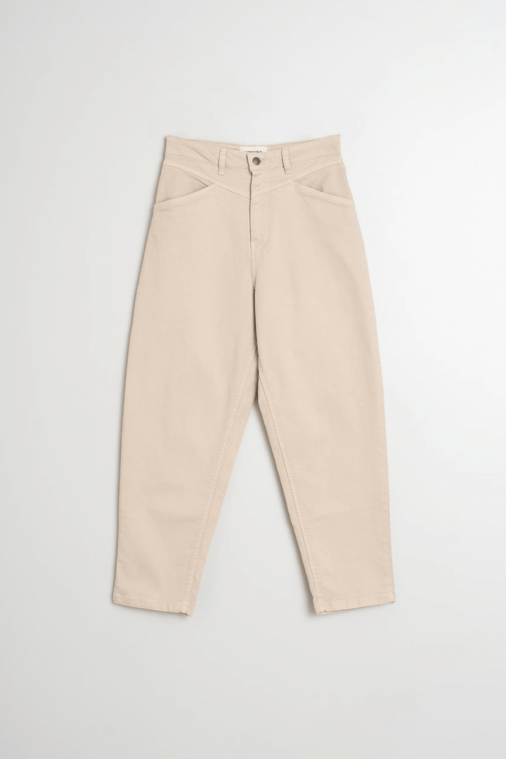 Pantalon taille haute beige avec une coupe structurée et flatteuse, idéal pour un style chic et moderne.