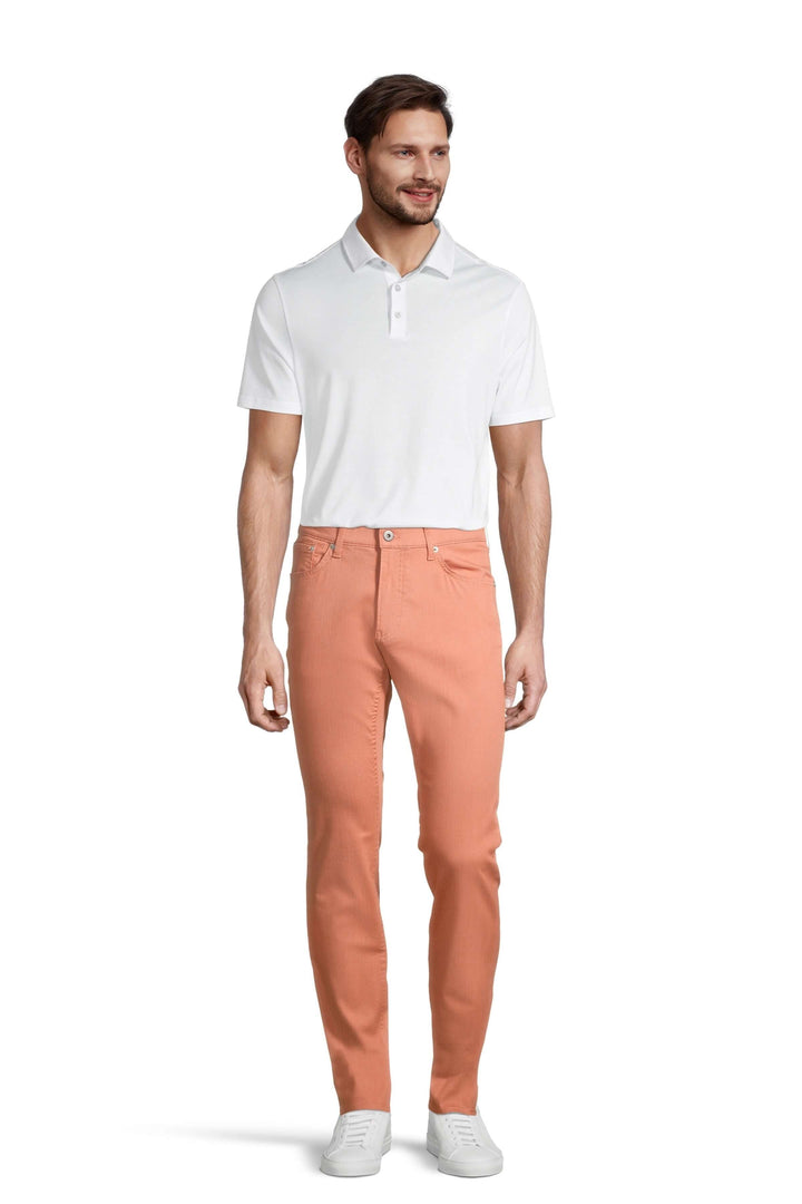 Homme portant un pantalon à taille élastique rose avec polo blanc, idéal pour les sorties décontractées.