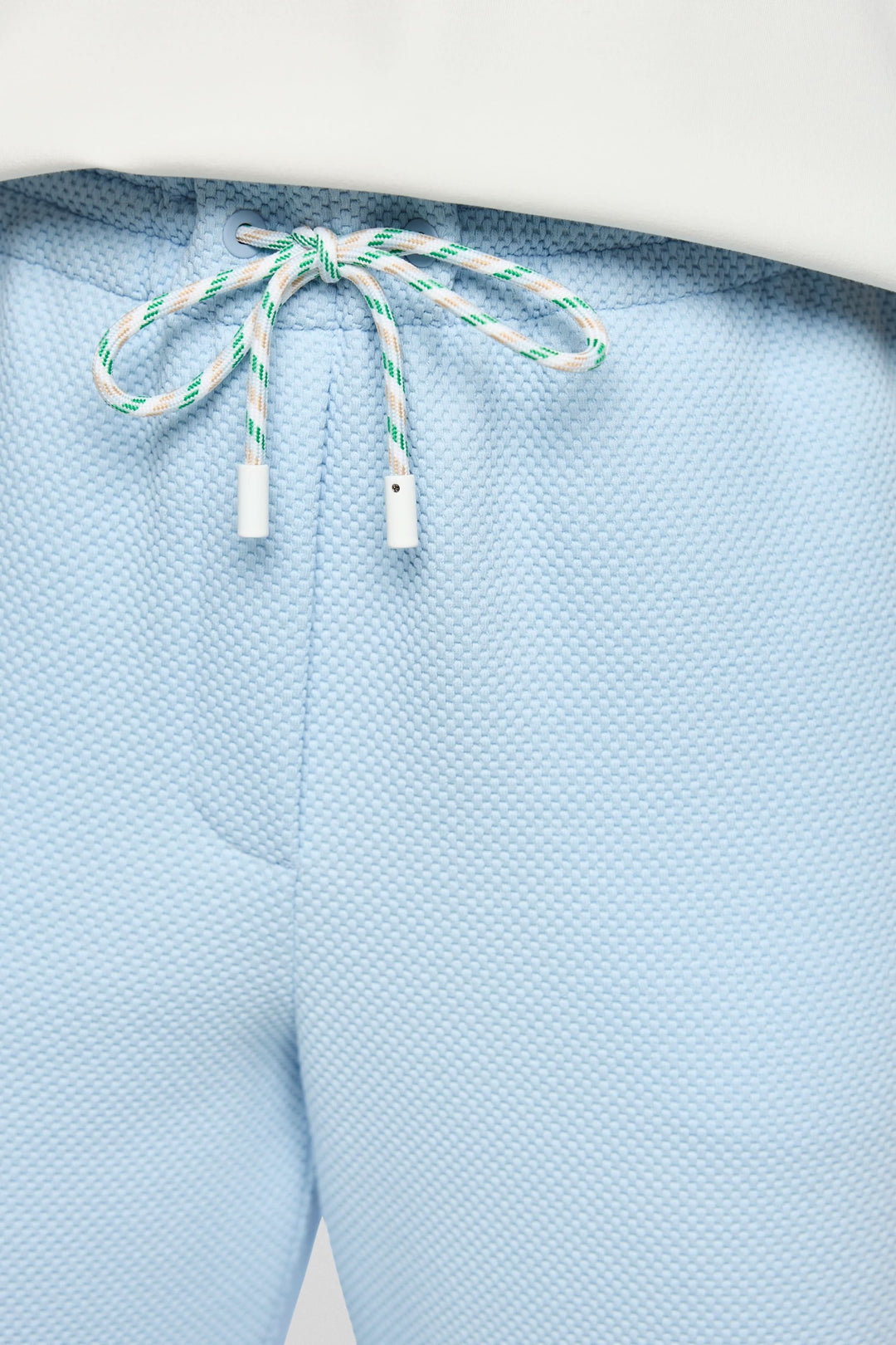 Pantalons à coupe large WASHINGTON avec taille élastique et cordon ajustable, style décontracté et moderne en bleu clair.