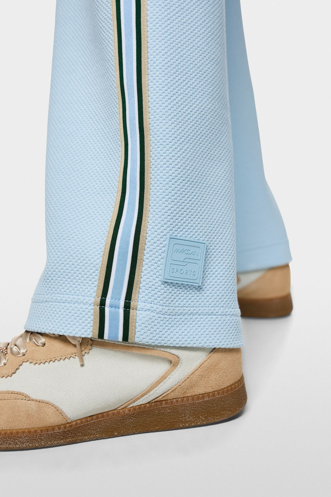 Pantalons à coupe large WASHINGTON avec bandes contrastantes et taille élastique, vue de détail sur les côtés.