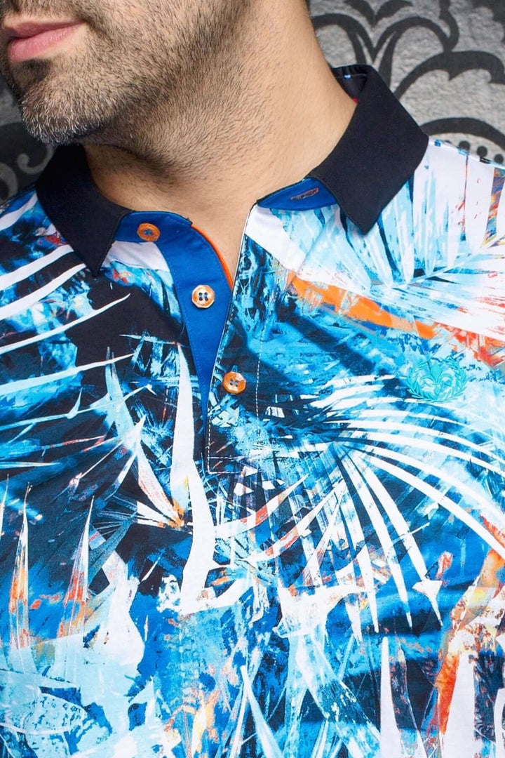 Polo Amazonia à imprimé tropical bleu et col contrastant, élégant et énergique pour les journées ensoleillées.