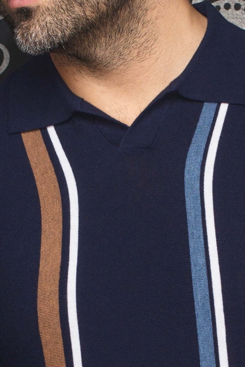 Polo Avery à rayures verticales bleues et marron en laine mérinos, col polo élégant, détails raffinés.