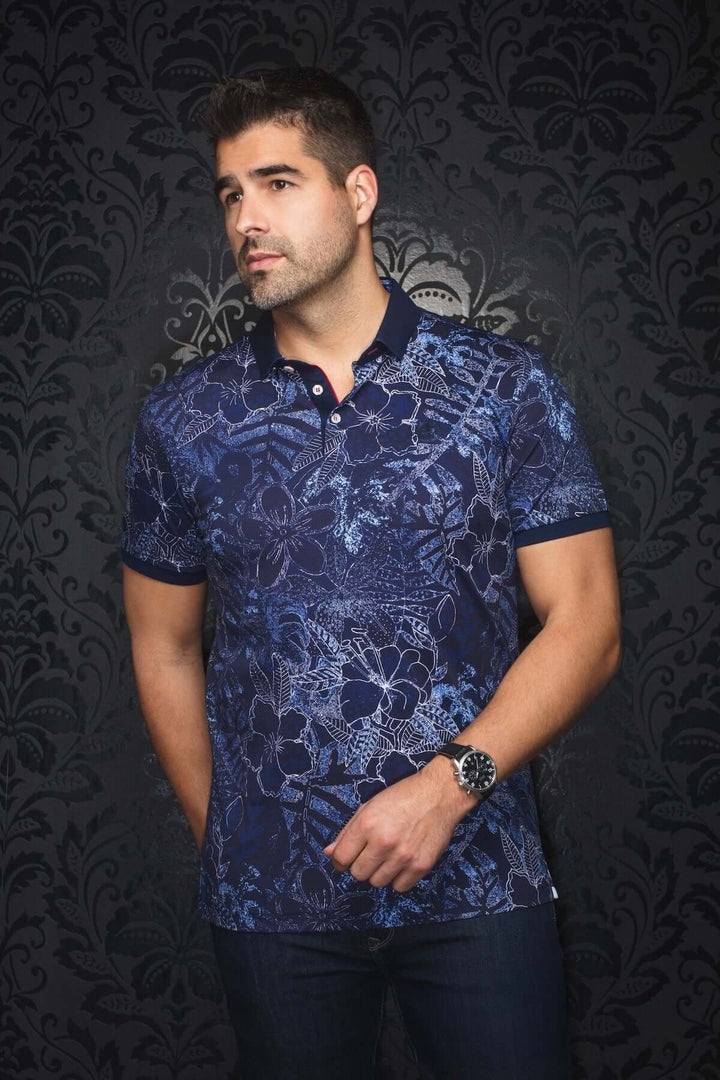 Homme portant un polo bleu à motifs floraux avec des détails sophistiqués, parfait pour un style habillé ou décontracté.