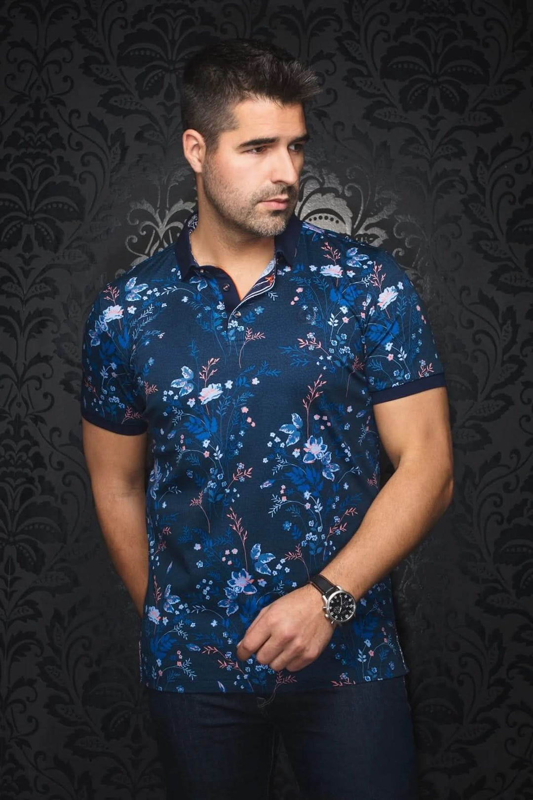 Polo caballero fleuri sur fond marine, coupe moderne, style audacieux parfait pour les sorties estivales.