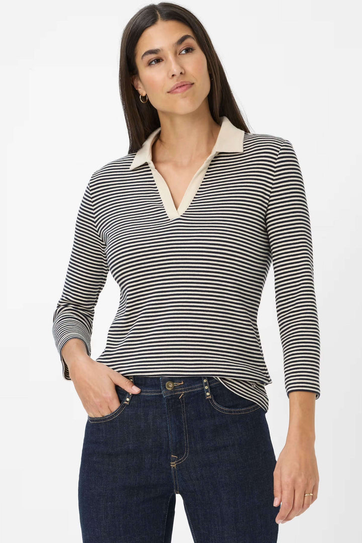 Polo Cleo à rayures avec col contrasté et encolure en V, parfait pour un look casual chic.