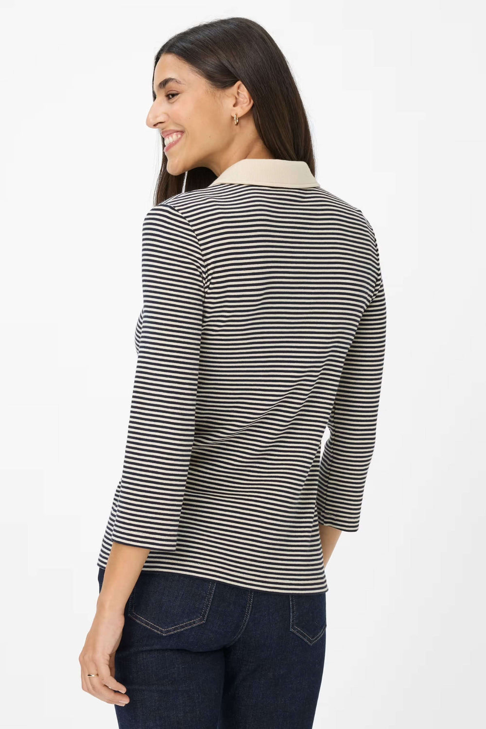 Polo Cleo à rayures, col contrasté, encolure en V, manches trois-quarts, style élégant et moderne.