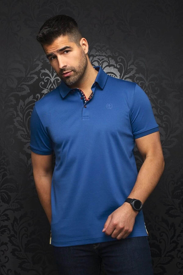 Homme portant un polo bleu uni avec col contrastant, parfait pour un look élégant au quotidien.
