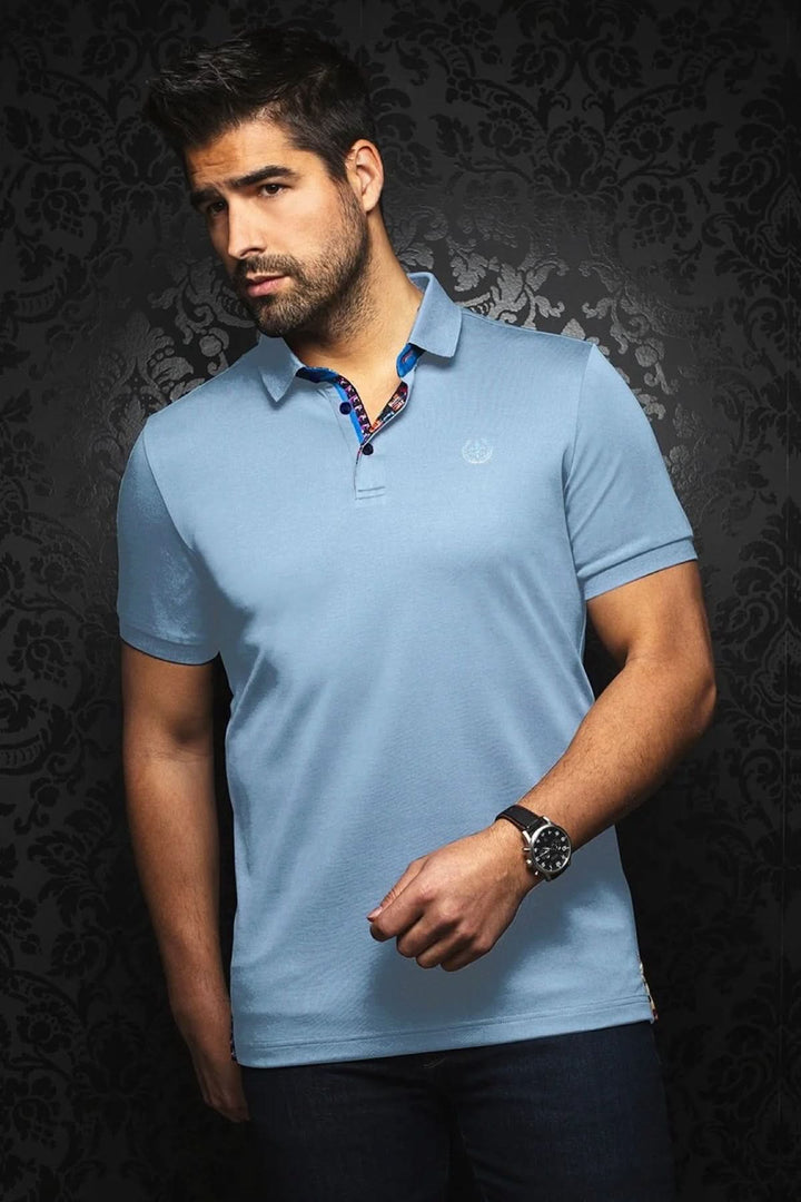 Polo homme bleu clair avec col contrasté et broderie, modèle élégant pour un style décontracté.