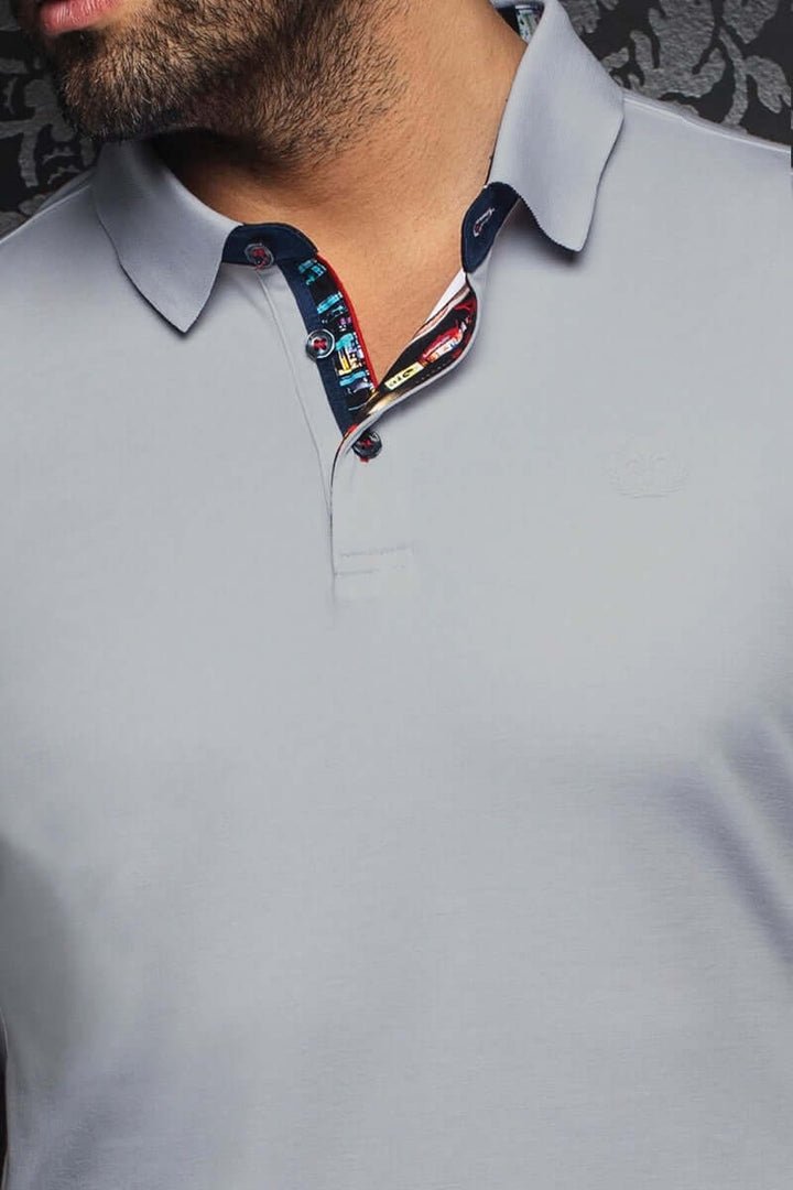 Polo moderne gris avec col structuré et patte de boutonnage contrastante, pour un look estival élégant.