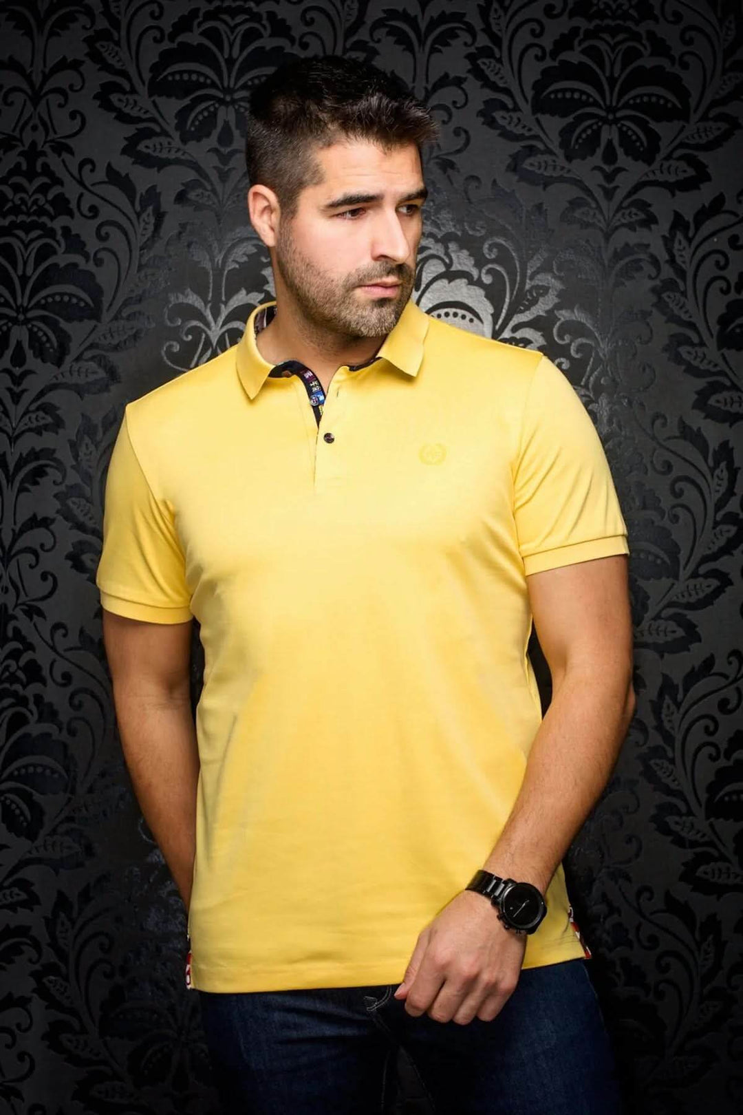 Homme portant un polo jaune élégant avec col contrastant, parfait pour un look décontracté et stylé.