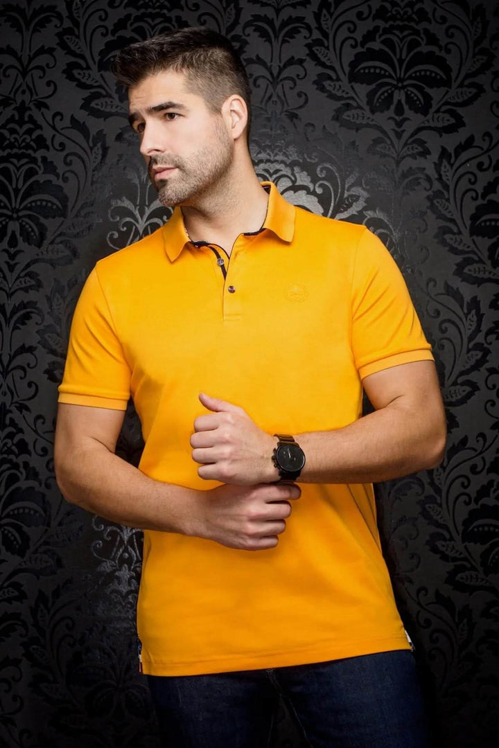 Homme en polo jaune vif, élégant et décontracté, parfait pour un style chic ou relaxed, avec détails contrastants.