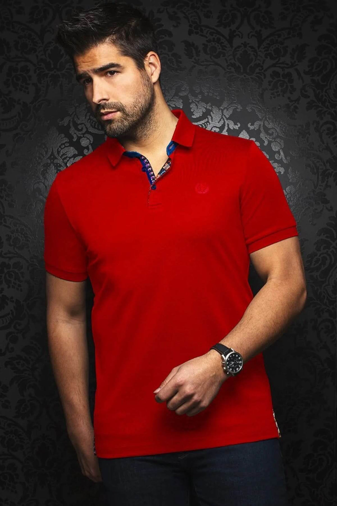 Homme portant un polo rouge élégant avec col contrastant, idéal pour un look décontracté ou habillé.