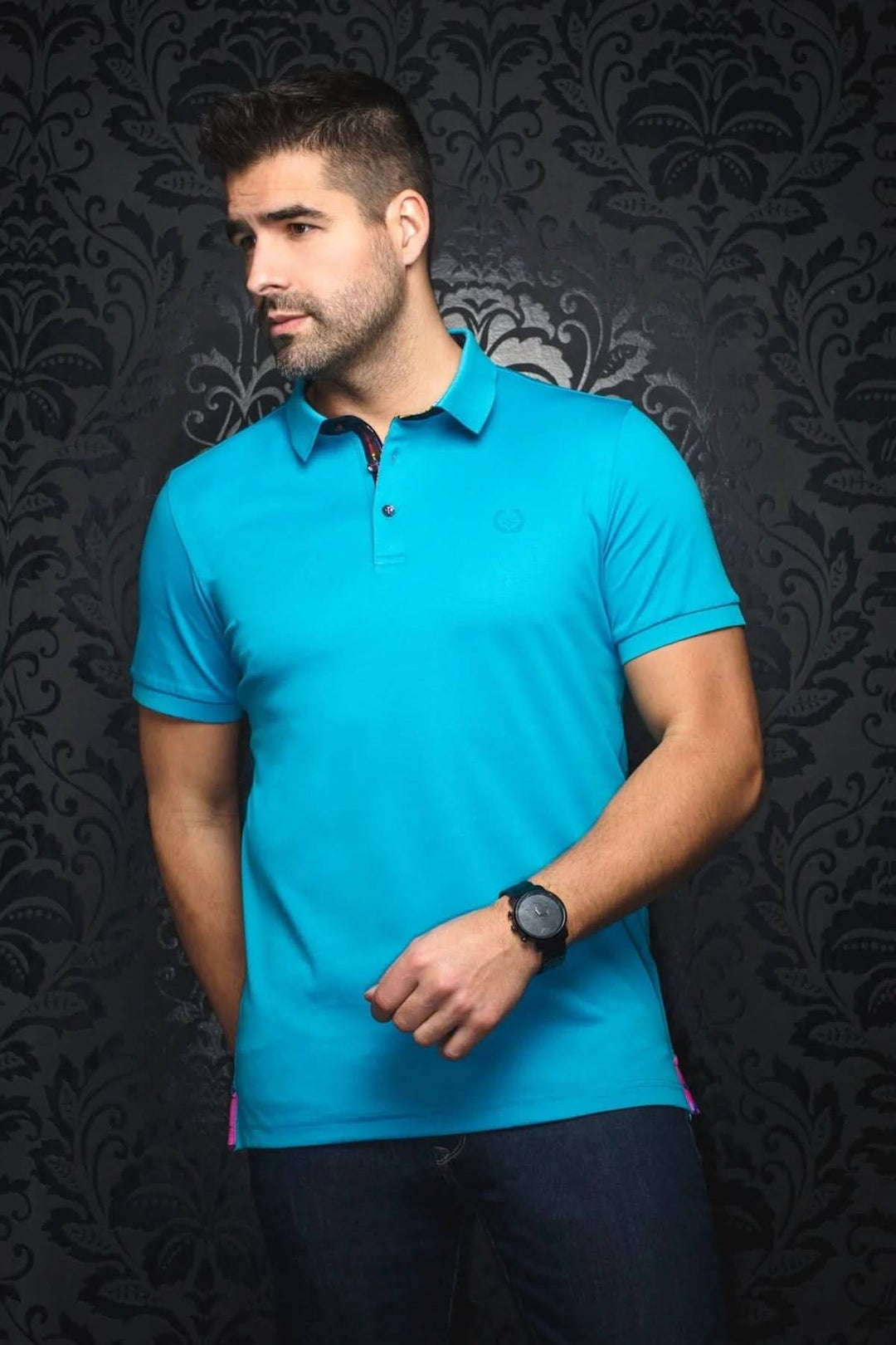 Homme portant un polo uni turquoise avec col contrastant, élégant et confortable, parfait pour un look quotidien.