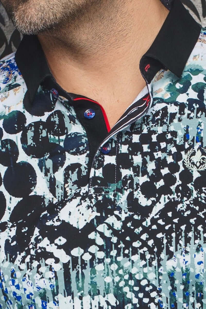 Polo Harper avec imprimé abstrait coloré, col noir et détails rouges, parfait pour un look moderne et vibrant.