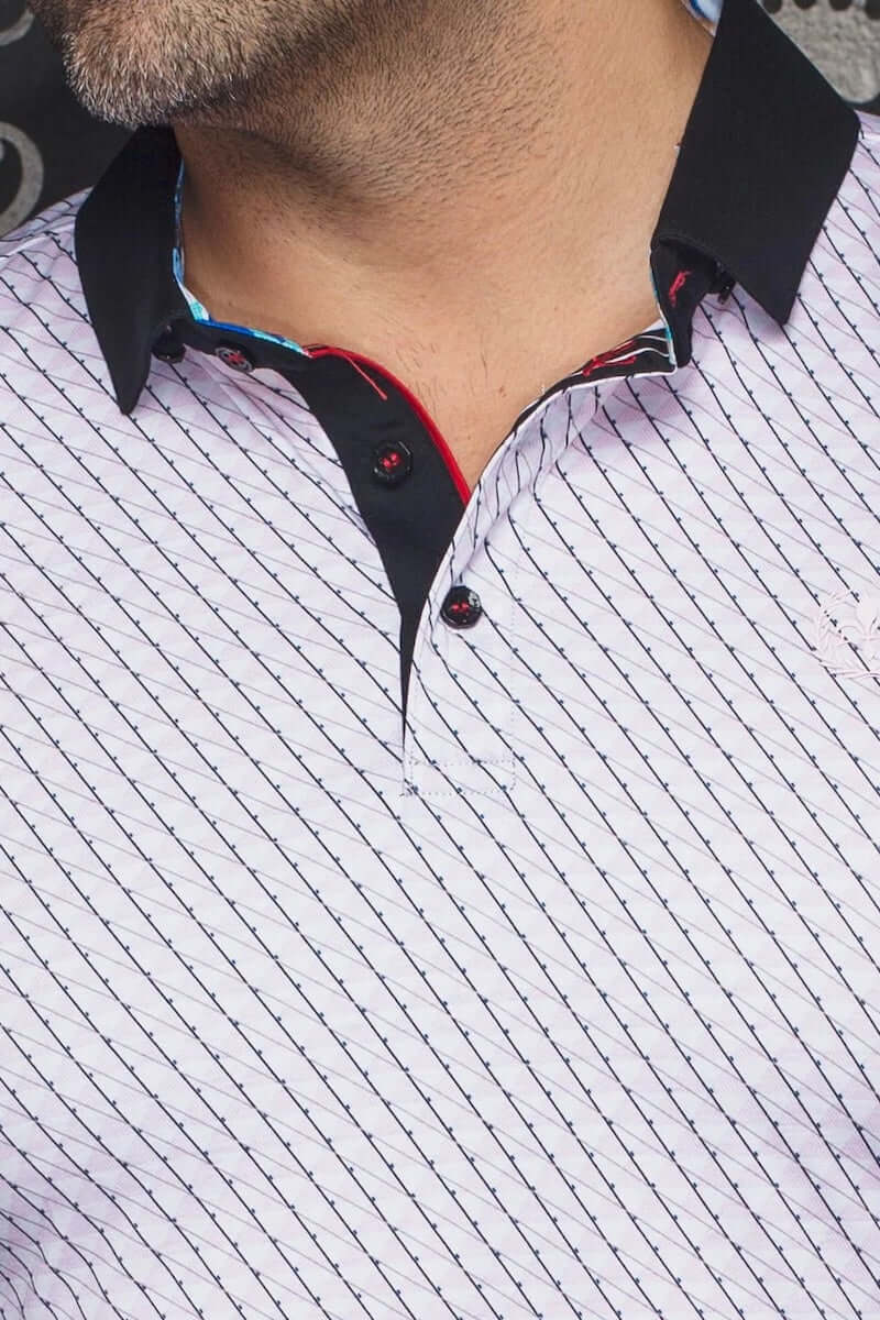 Polo élégant à motif géométrique avec col contrastant et boutons décoratifs, parfait pour un look estival sophistiqué.