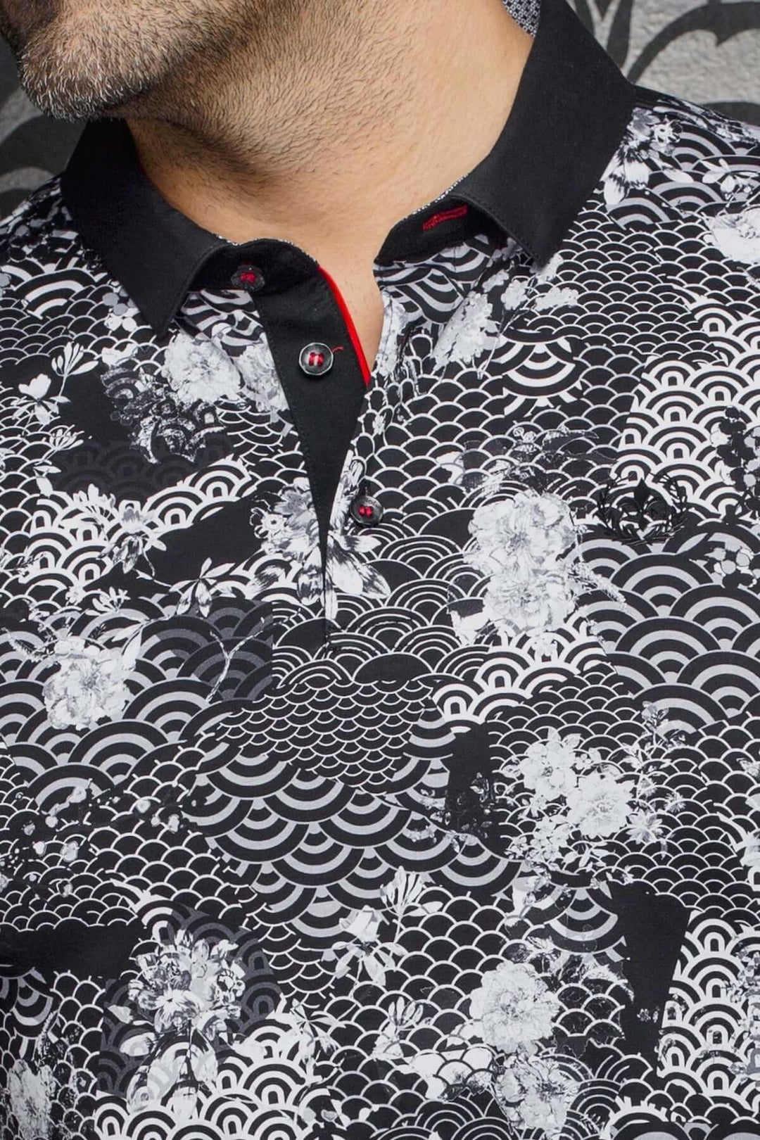Polo Katsura à manches courtes avec imprimé noir et blanc inspiré de motifs japonais, col contrastant et détails raffinés.