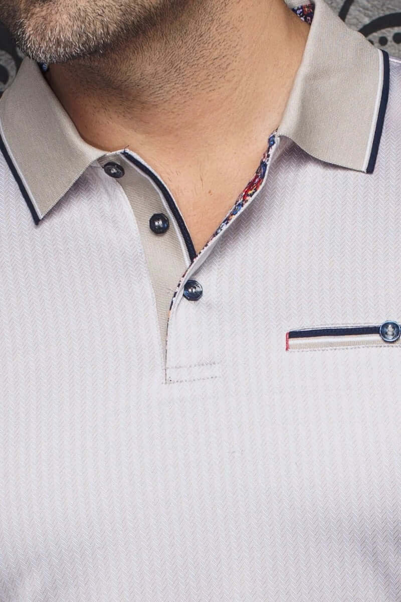 Polo raffiné avec motif chevron discret et détails contrastants, idéal pour un look moderne.