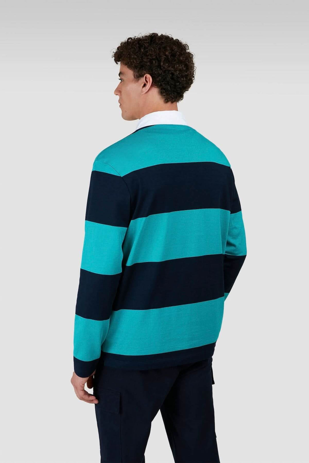 Polo rugby à manches longues en rayures bleues et noir, col blanc, parfait pour un look décontracté.