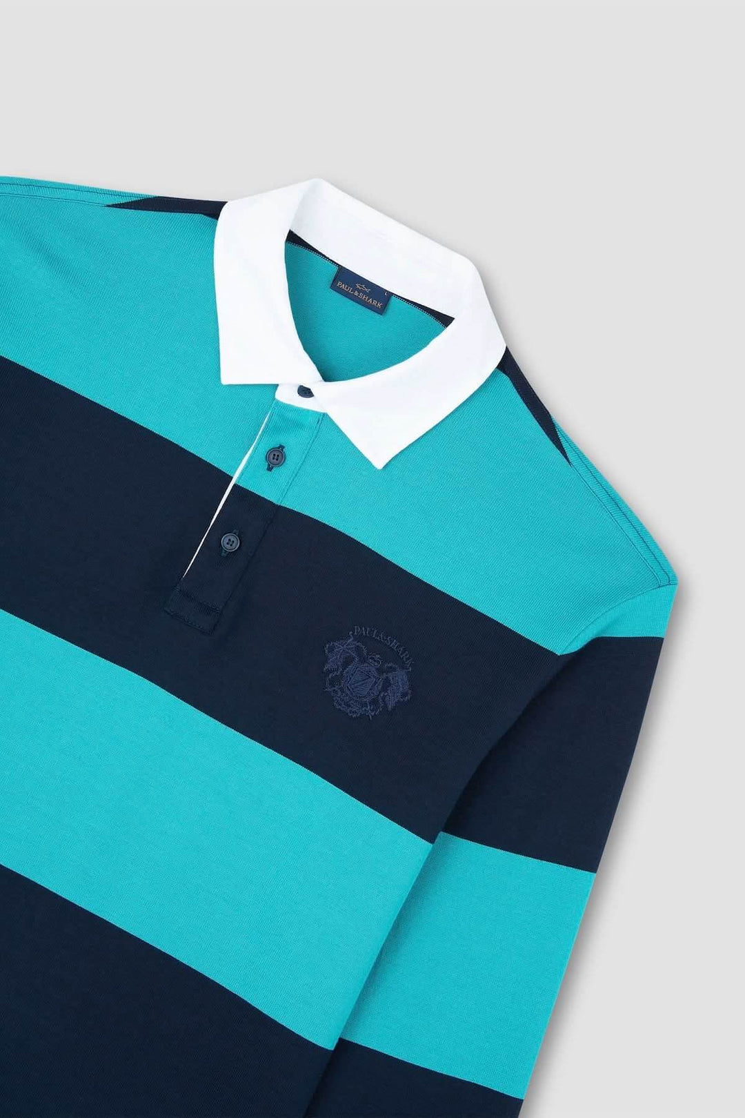 Polo rugby à manches longues avec rayures contrastantes turquoise et bleu marine, col blanc rigide, style sportif.