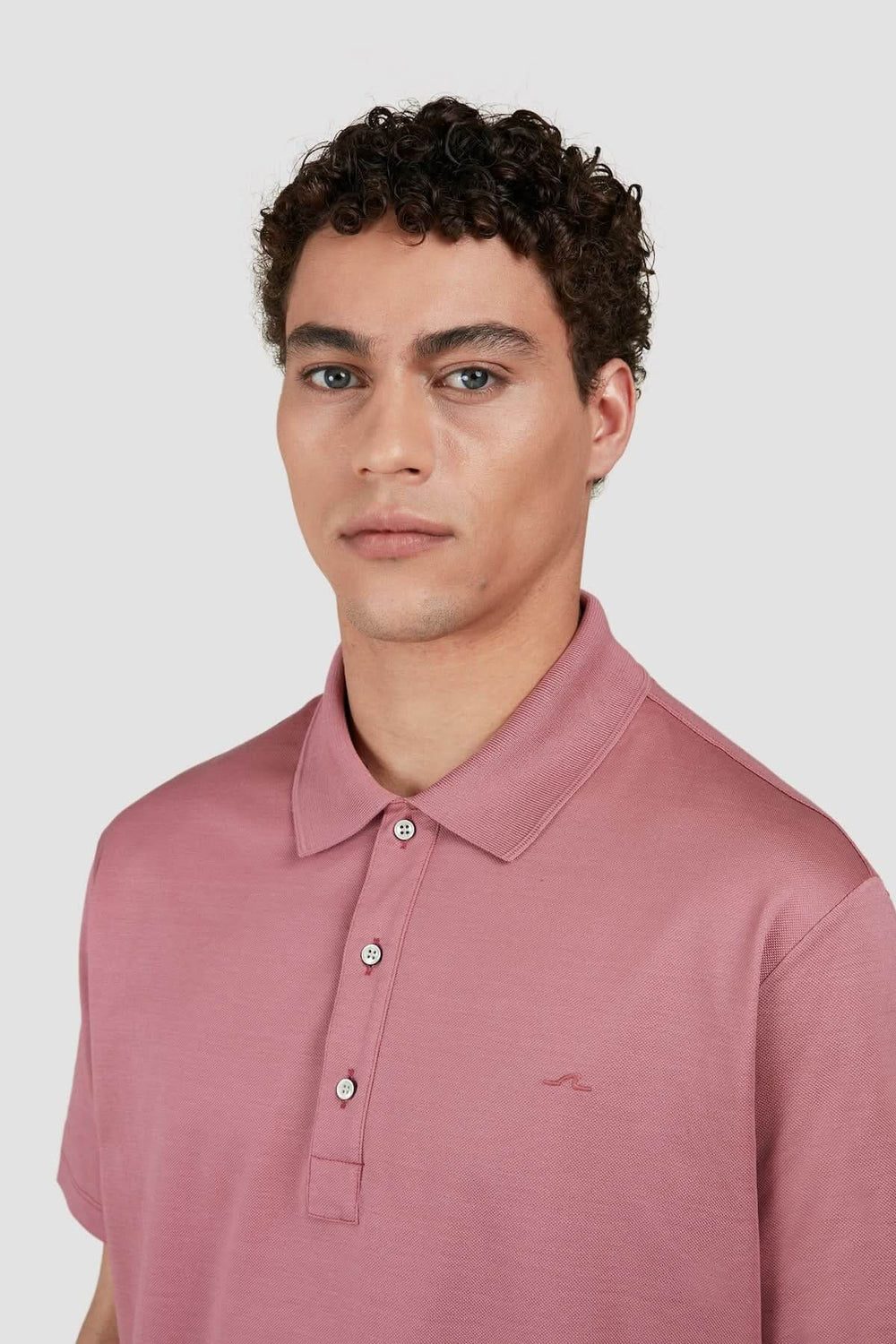 Polo de coton élégant 'Collection Silver' porté par un homme, couleur rose, avec col structuré et logo discret.