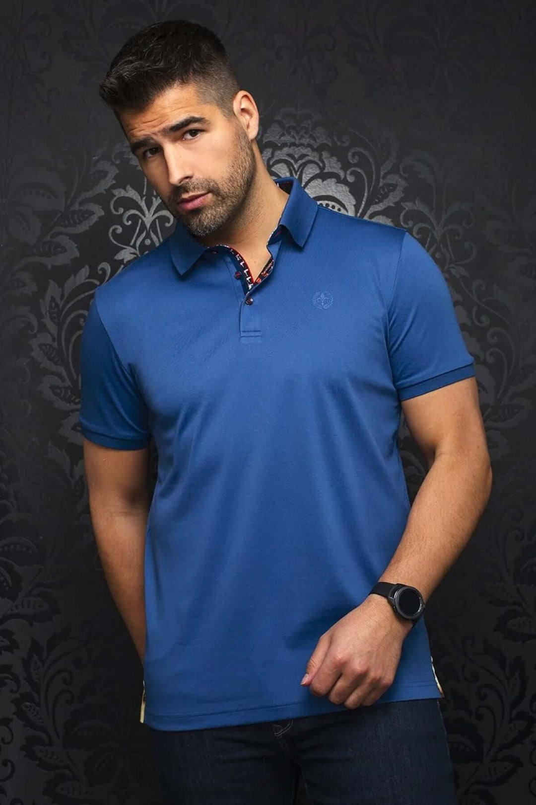 Polo bleu uni avec détails contrastants, col structuré et coupe ajustée pour un look casual et élégant.