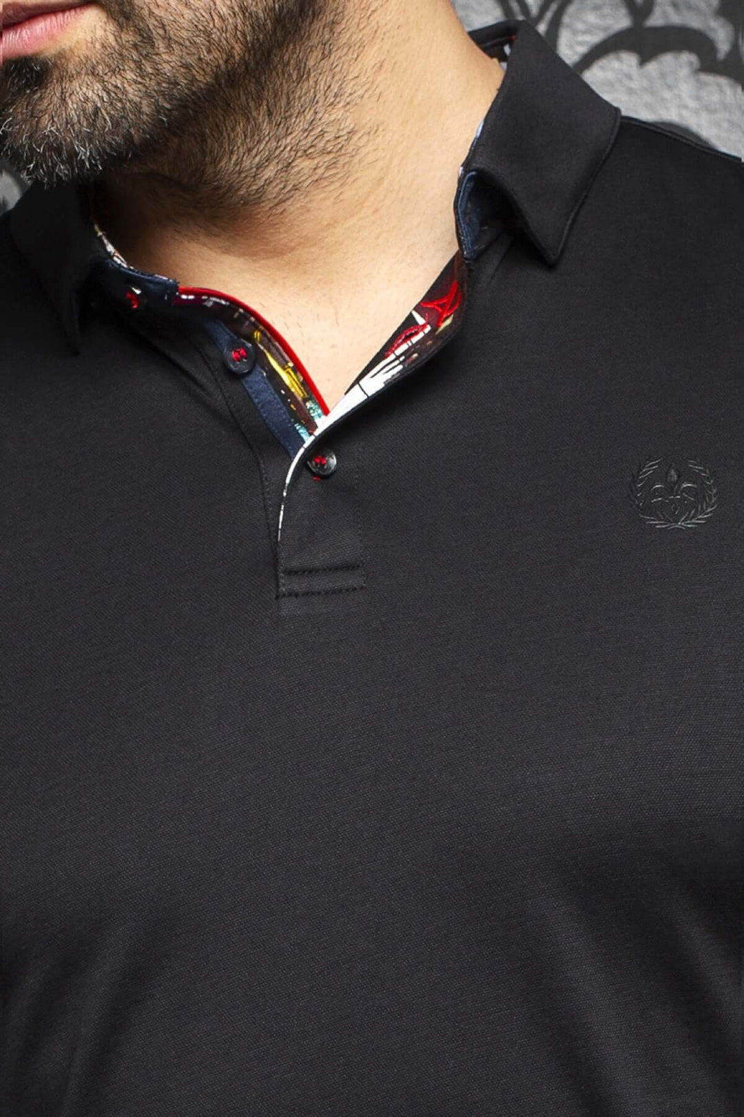 Polo noir à manches longues avec col contrastant, offrant confort et style contemporain.