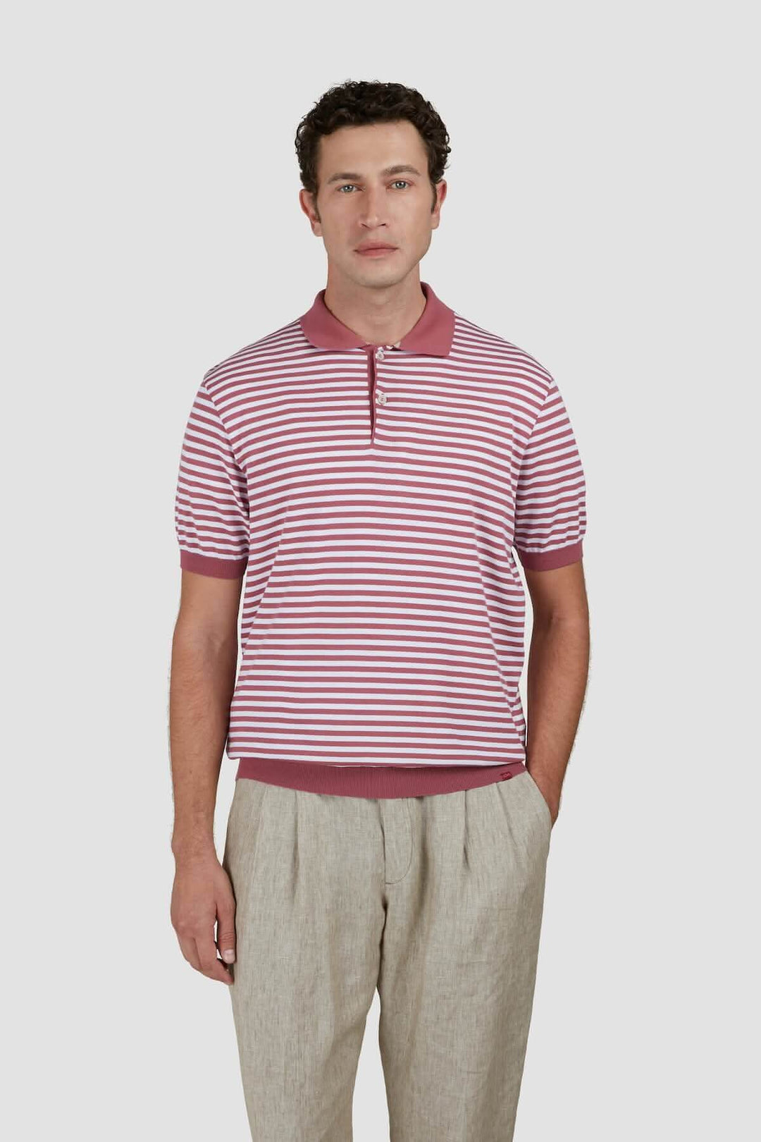 Polo en coton à rayures bicolores avec col contrasté, modèle élégant et décontracté.