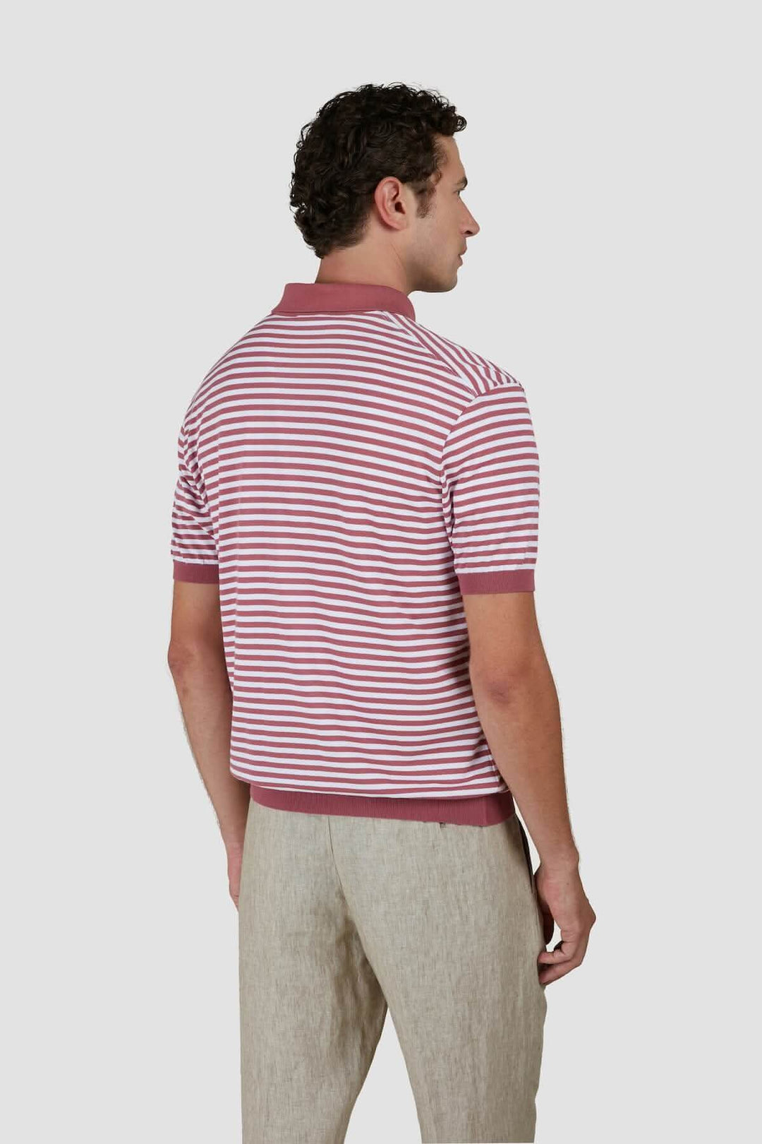 Polo en coton bicolore avec col contrasté, vue de dos sur un homme, style chic et décontracté.