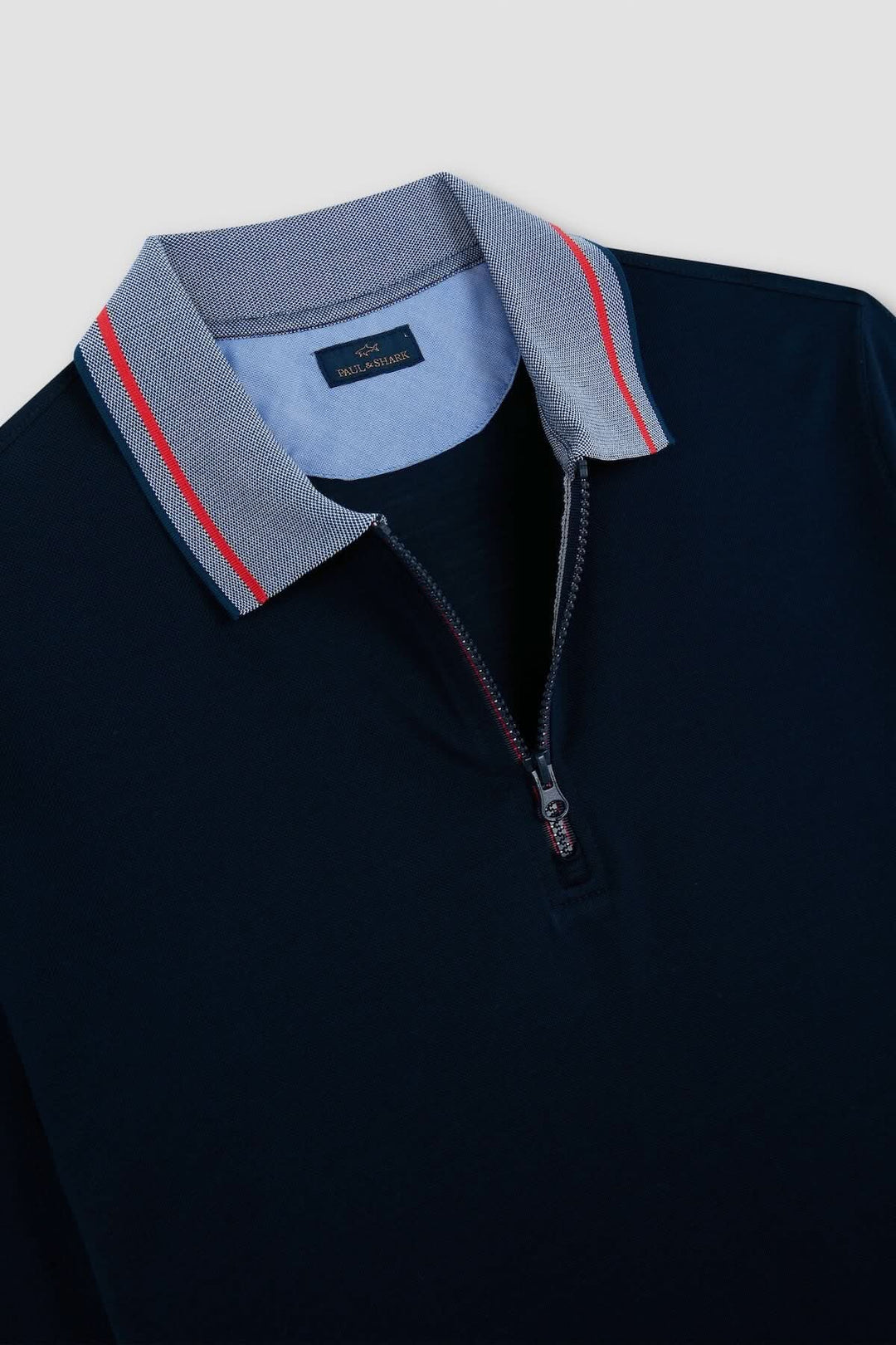 Polo en coton avec col contrastant et fermeture éclair, style décontracté et raffiné.