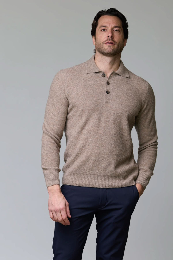 Polo en laine mérinos homme beige, manches longues avec boutons, look élégant et sophistiqué, idéal pour un style décontracté.