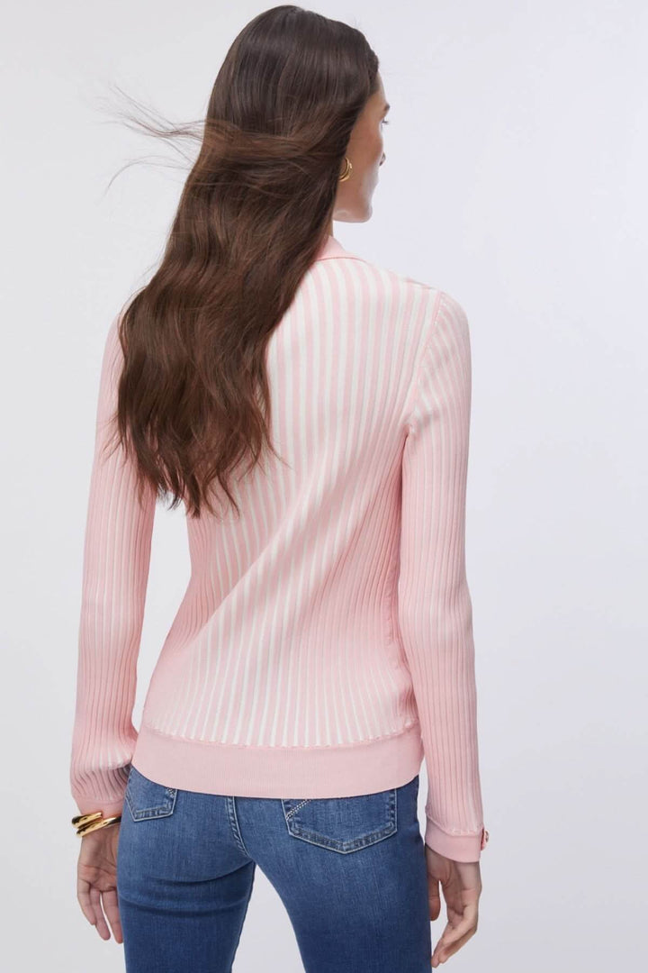 Femme portant un Polo en maille côtelée à demi-glissière, manches longues, ajusté, de dos, couleur rose pastel.
