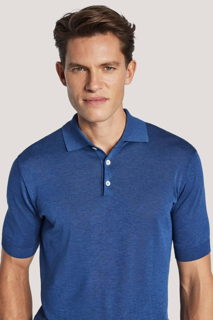Polo en tricot bleu en coton biologique et soie, élégant et polyvalent, parfait sous un blazer.