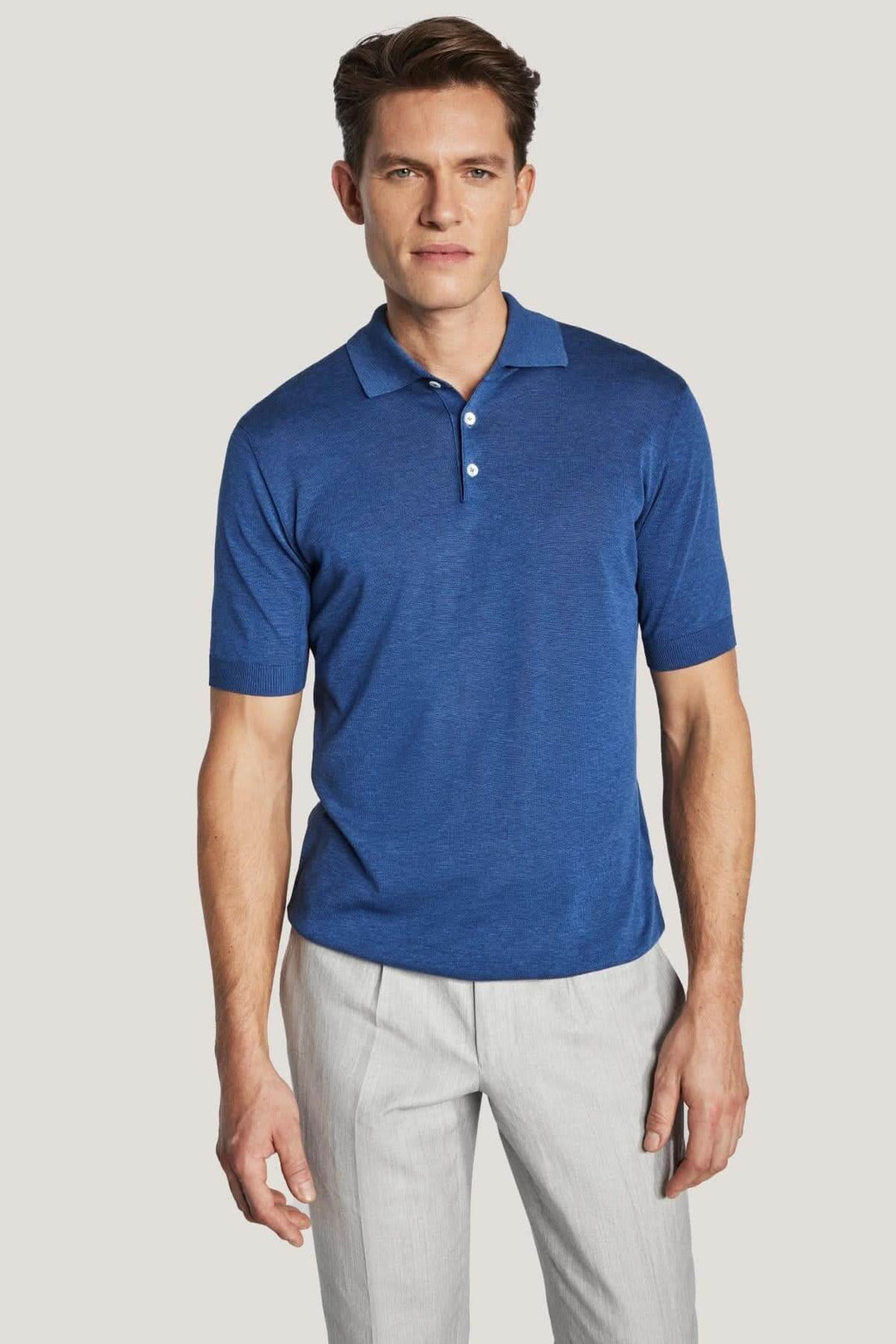 Polo en tricot de coton et soie, couleur bleue, coupe ajustée, col côtelé, style élégant et polyvalent.