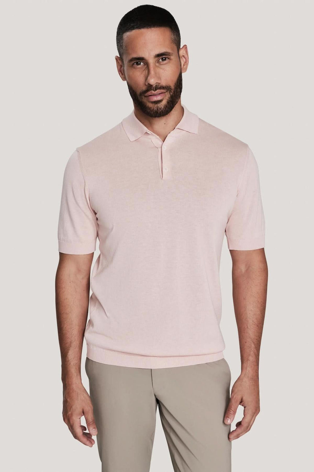 Polo en tricot de coton et soie, couleur rose pâle, coupe ajustée, style élégant pour homme.