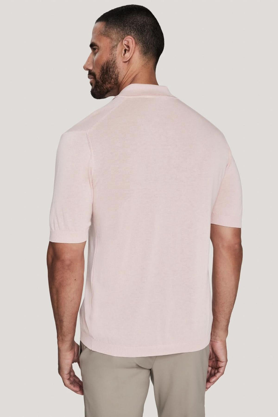 Polo en tricot de coton et soie rose, col côtelé, vue arrière sur modèle masculin.