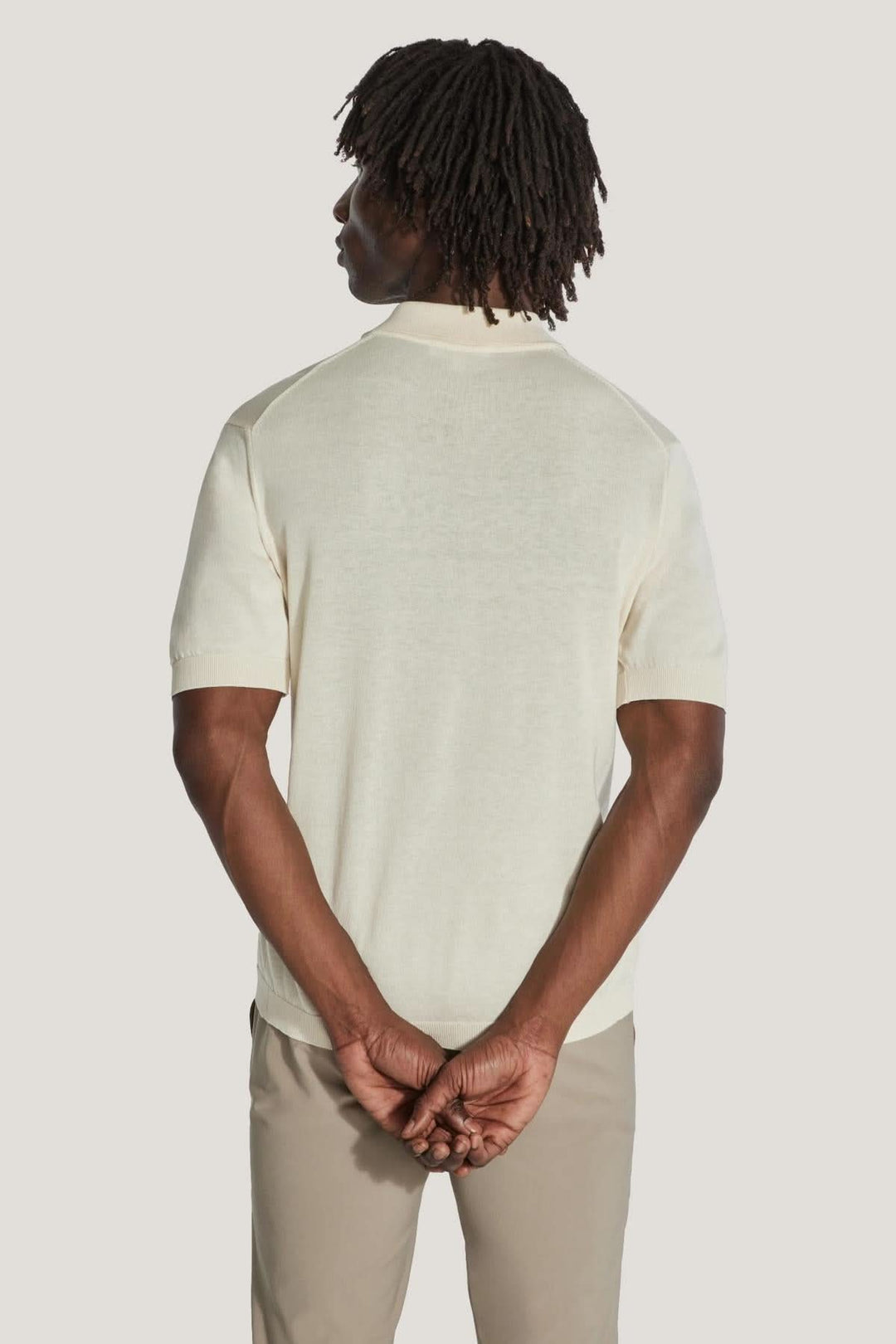 Polo en tricot de coton biologique et soie, vue arrière, couleur crème, coupe ajustée, col côtelé.