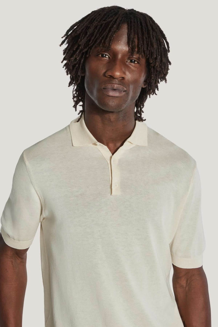 Polo en tricot de coton et soie pour homme, élégant et polyvalent, parfait sous un blazer.