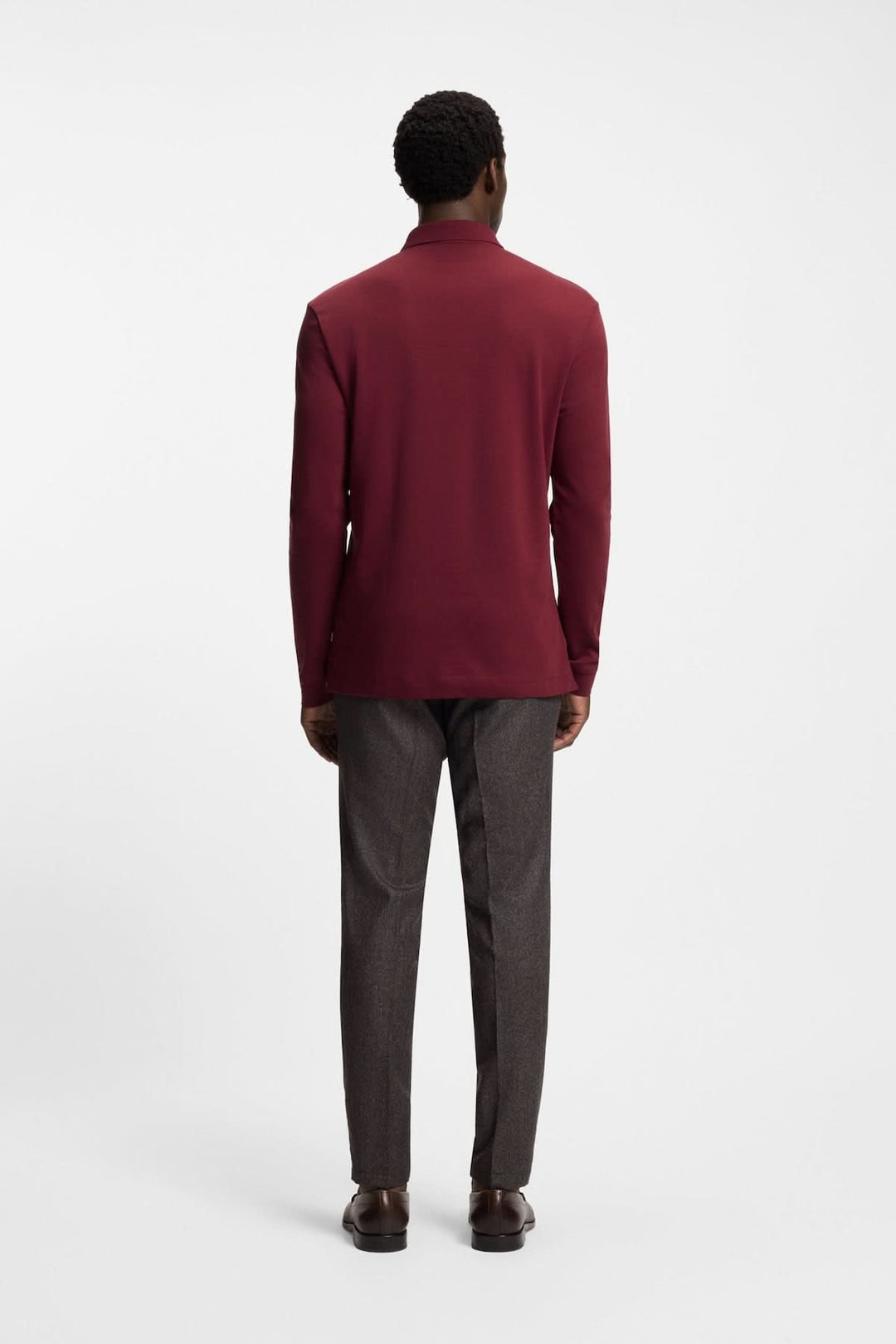 Homme portant un Polo manches longues Pado bordeaux en coton, vue de dos, avec col plat, idéal sous un veston pour un style raffiné.