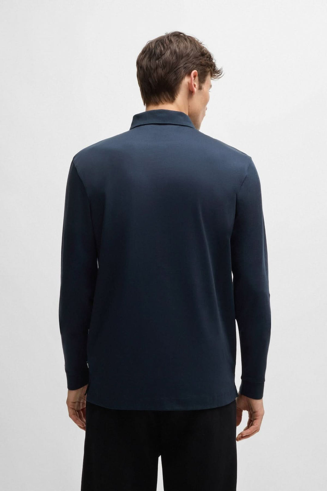 Polo manches longues en coton BOSS, coupe régulière, dos du modèle en coloris bleu marine.